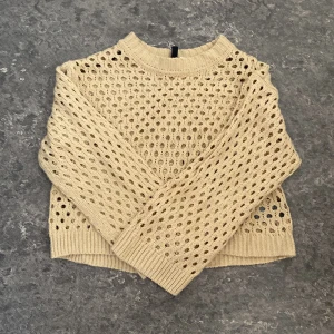 En beige Ihålig virkad tröja - För mig så satt tröjan ungefär likadant som en topp skulle sitta. Men dock så är den lite längre än så, det beror mer på hur man själv ser det! ☺️ Oops! Möts upp endast i Stockholm annars blir det via postnord <3 