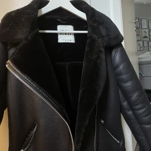 Zara jacka - använd endast två gånger🙏🏻  varm och fin vinterjacka från zara, köpt för ca 1000kr men säljer för 350