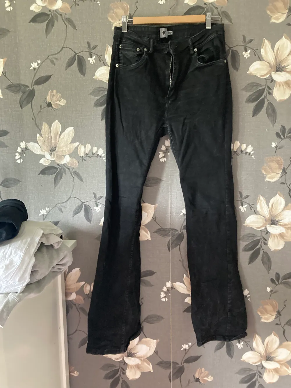 Perfekt att fylla på garderoben med ett par basic svarta botcut jeans!😍 Tar endast Swish och postar så snabbt som möjligt!🤩. Jeans & Byxor.
