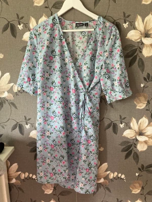 Söt klänning - Super fin klänning! Somrig och skön!😍  Liten i storleken mer som L! Endast testad! Tar endast Swish och postar så snabbt som möjligt!🤩