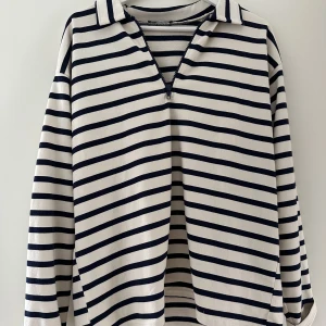 Ziptröja - Så fin randig tröja från zara, strl L och sitter fint oversized på mig som vanligtvis bär small. Ränderna är i marinblått!