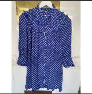 Sandro Paris  - Säljer en helt underbar klänning från märker Sandro i stl 36, mycket fint skick. Kommer från djur och rökfritt hem.