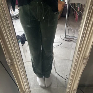 Juicy  - Mörkgröna, passar till mig som är 170, köpta från raglady. Använda få gånger och  har inga fel. 