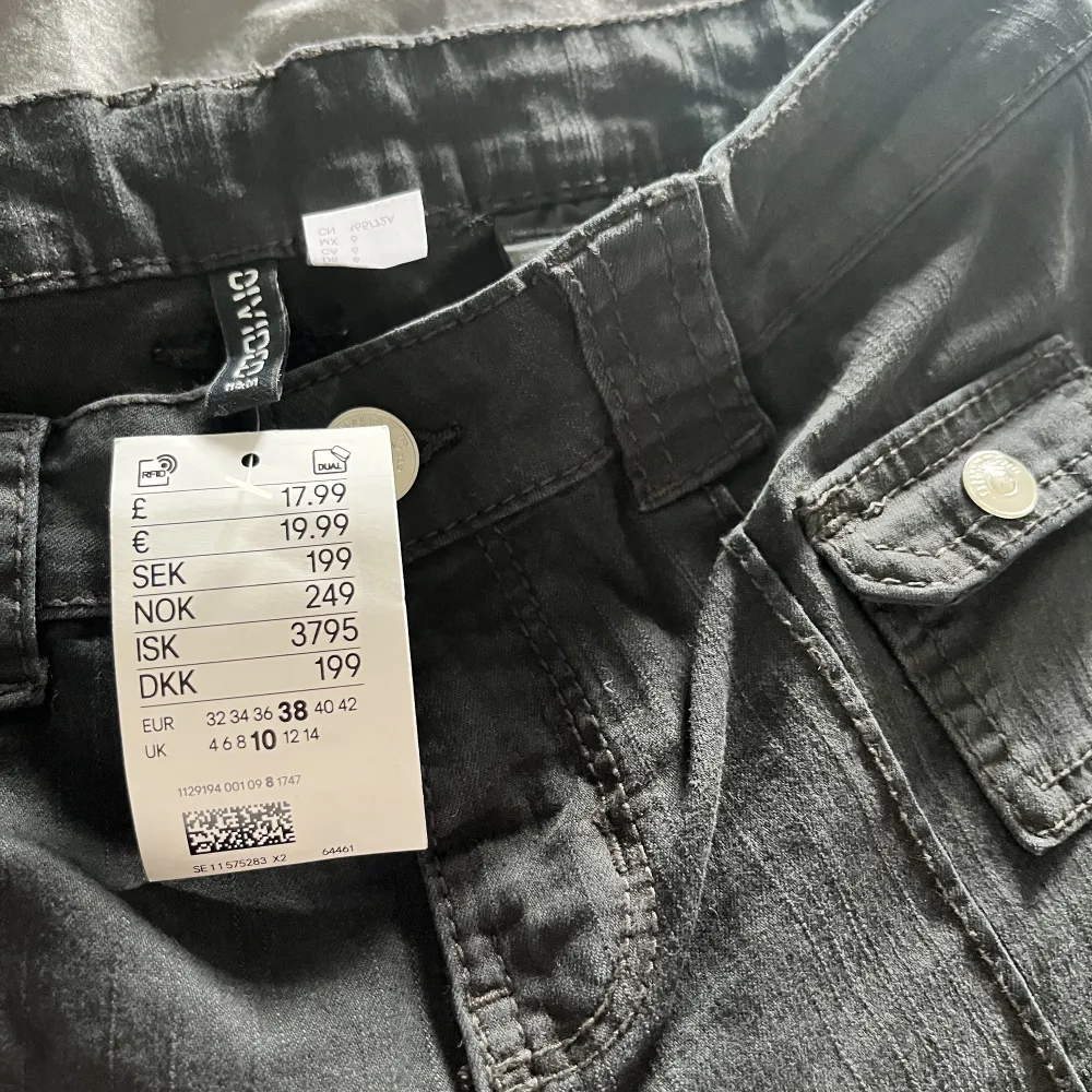 Säljer mina svarta jeans som är helt slutsålda. Aldrig använda endast testade, prislappen finns kvar. 💘🫶🏼. Jeans & Byxor.