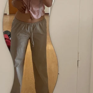 Linnebyxor från brandy - Lågmidjade linnebyxor från brandy mellvile. Den är helt slutsåld nu. Har nästan aldrig använt så är som ny!💖 Köpt för 400