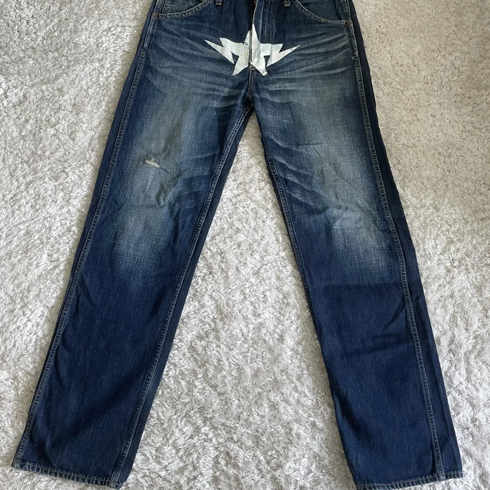 Bape jeans Size 32  Sitter lite tightare i midjan och röven.   Längd insida ben: 78cm Längd utsida ben: 104cm Ben öppning: 21cm. Jeans & Byxor.