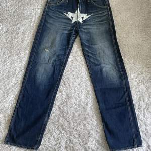 Bape jeans Size 32  Sitter lite tightare i midjan och röven.   Längd insida ben: 78cm Längd utsida ben: 104cm Ben öppning: 21cm