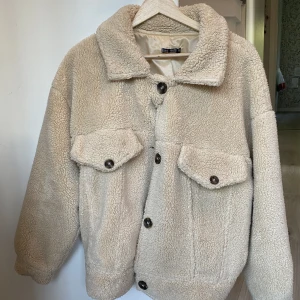 Teddy jacka - En fin och skön Teddy jacka som tyvärr inte kommer till användning. Inga märken eller skador på den. Den är i storlek xs/s men den är lite oversizd