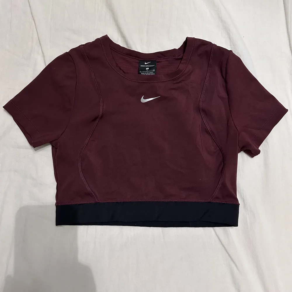 Säljer nike top och shorts, båda delarna för 329kr men det går självklart bra att köpa delarna separat. Den vinröda crop topen är i strl S, aldrig använd och säljs för 299kr. Shortsen är i strl Xs, de har använts ett fåtal gånger och säljs för 99kr.. Shorts.