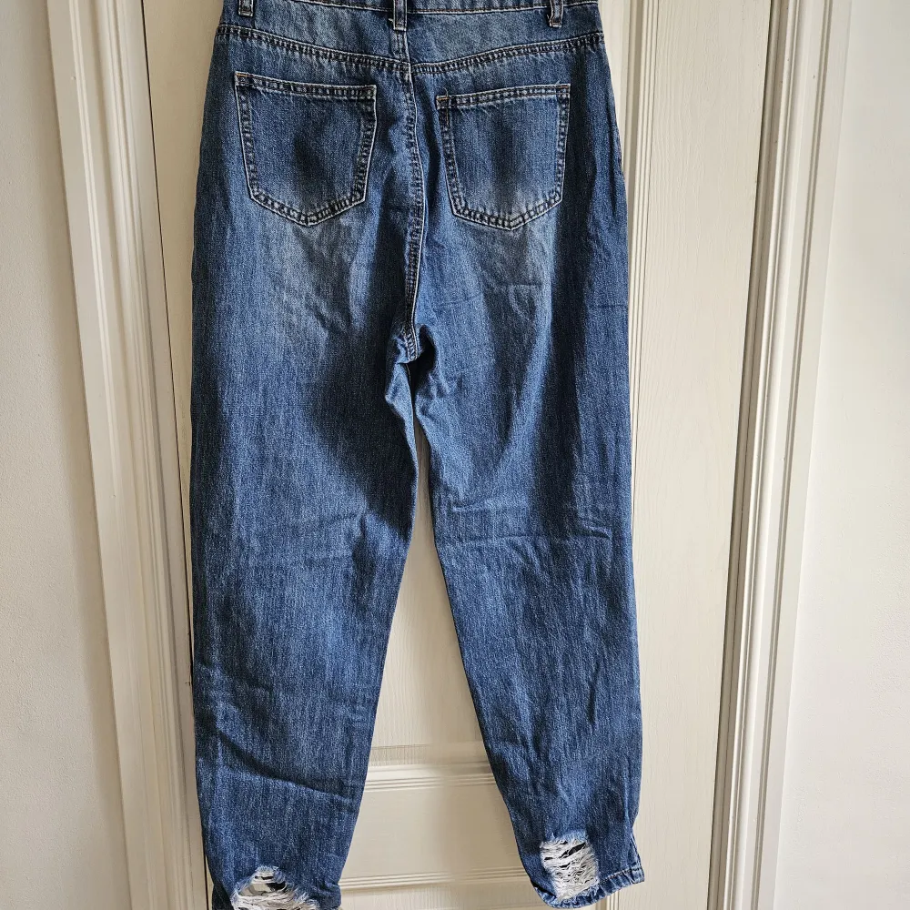 Snygga jeans med slitningar fram. De är i mycket bra skick! Storlek 38. Jeans & Byxor.