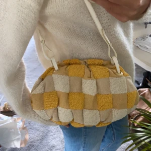 Unik väska zara - Så cool väska från zara i flätad mönster med pärlor. Bra skick. 