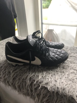 Nike tiempo legend 5 - Nike tiempo legend 5 med fullt läder. Supersköna men lite för små för mig. Skicket är bra på skorna trotts sin ålder och vid fler bilder är det bara att höra av sig.