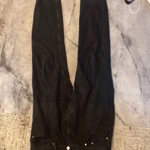 Svarta relaxed jeans från hm storlek 32/32 någorlunda använda men i topp skick