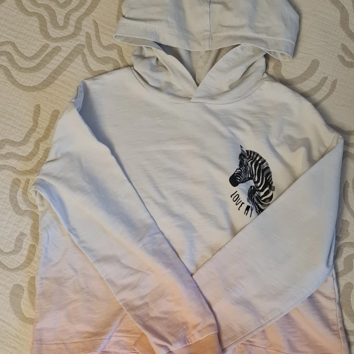 En rosa-vit zebra tröja. 30kr + frakt