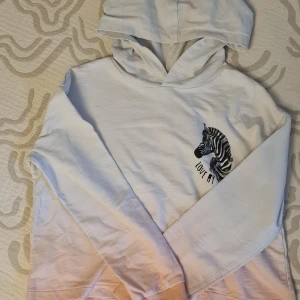 En rosa-vit zebra tröja. 30kr + frakt - Teöjan är använd några gånger. Är i storlek 152. Tröjan är en croptop och är super söt. Funkar precis till allt. Den är ifrån HM.