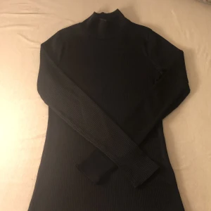 Svart långarmad tröja - En ribbad tröja, den är på bra skick och är perfekt, oanvändbar 