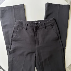 bikbok kostymbyxor  - svarta kostymbyxor från bikbok i modellen VILMA storlek 36 har 2 par, säljer mina och min kompis