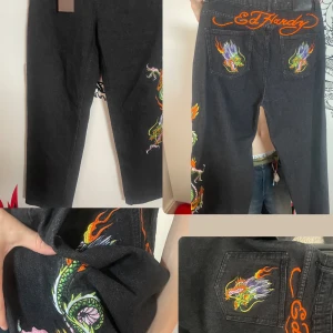 Ed hardy byxor  - helt nya inte använda en ända gång, säljer för dom inte passar mig riktigt. kan mötas upp och skicka  