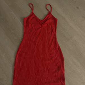 Röd kort klänning från Nelly storlek S. Använd fåtal gånger och är i fint skick 🩷