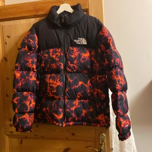 The North Face  - The North Face Nuptse 700 jacka i storlek M. Jackan är i nyskick och har inga skador eller märken. 