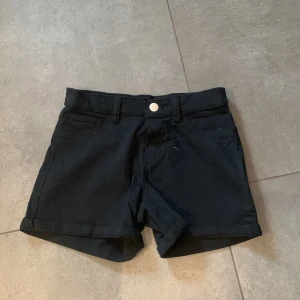 Snygga jeans shorts - Jeansshorts. Jätte fint skick och oanvända.