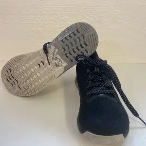 Crossfit Reebok skor, använda fåtal gånger, bra kvalite, skorna kan hålla flera år av hård träning