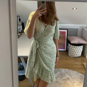 Blommig klänning  - Jättesöt klänning. Använd ca 2 gånger. Säljer för att den inte används. Bra skick❤️