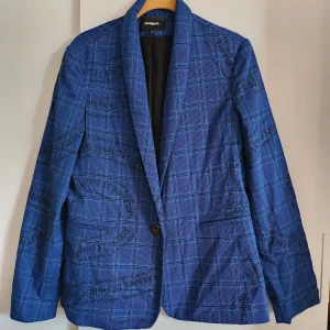 blue suit jacket from desigual  - Stunning suit jacket with "feel your energy" embroidery and graphic print, from desigual. Worn a handfull of times. I also have the matching pants on my listings.