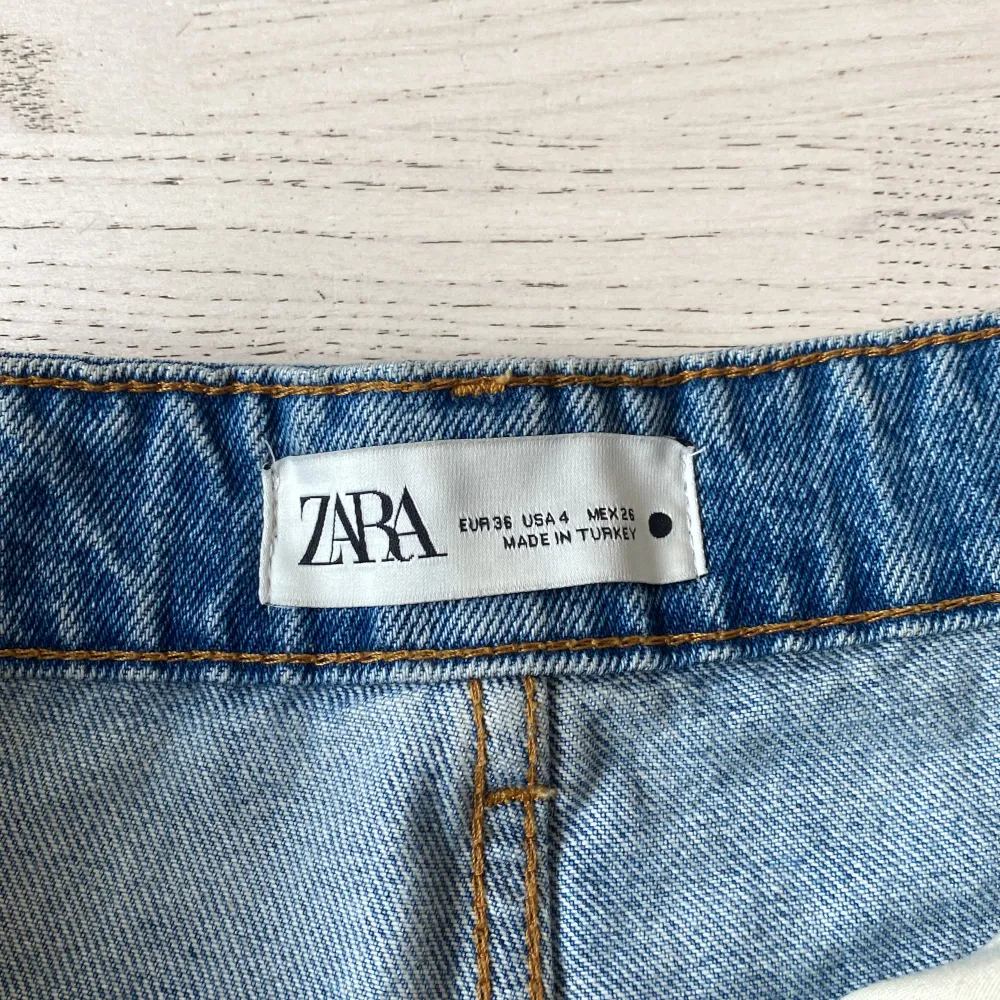 Jag säljer ett par Zara shorts som inte kommer till användning. Det är i färgen blå och har inte några skador eller missfärgningar. Skriv för privat bilder på och av💕💕. Shorts.