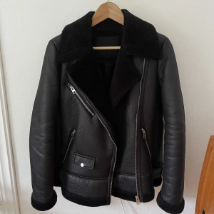 Skinnjacka - Säljer en superfin jacka i fuskskinn och fuskpäls från Vero Moda. Storlek S/36. Fraktkostnad tillkommer, kan även mötas upp i Göteborg.