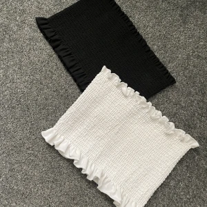 Tubtopp - Hej! Säljer dessa fina tubtoppar från Gina Tricot, storlek M men passar S oxå💕 Båda två för 125kr eller 75kr st💕