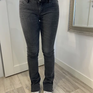 Lågmidjade levis jeans - Mörkgrå lågmidjade jeans ifrån Levis! I bra skick. Inneebensmått=77cm. Midjemått=83cm Säljer då dom är lite för små på mig som har storlek 36 i jeans😊