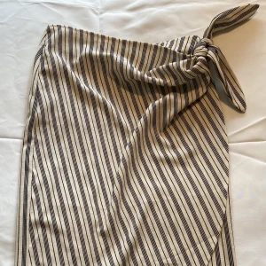 randig kjol  - beige och svart omlott kjol💗OANVÄND