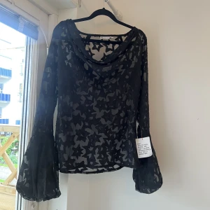 Svart blus med stjärnor - Aldrig använd!