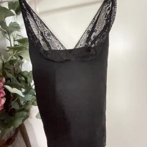Svart linne med spets - Så najs linne med spets⭐️ materialet är likt shapewear nedtill och ”kuporna” skulle passa någon med lite större bröst (>C)💕 så snygg och passar till allt, asnajs till alla höstoutfits😍