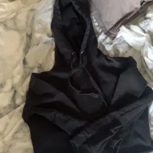 En svart hoodie NA-KD. Köpt för 399kr säljer för 259kr🖤