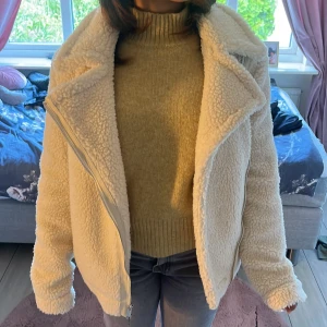 Vinterjacka från hollister  - Säljer denna fina vinterjacka från Hollister. Köptes för 700 kr, nypris 499 kr. Storleken är xs men passar även nån som bär S.