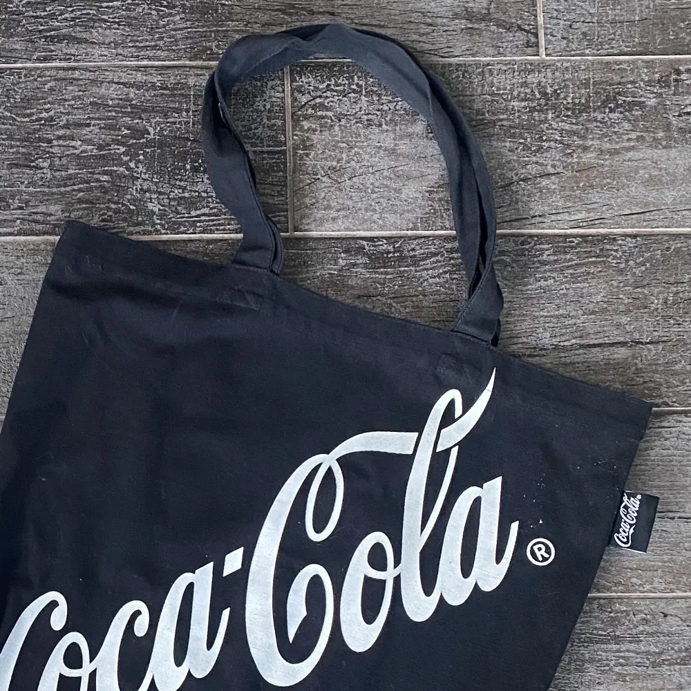 Coca Cola totebag i lite tjockare material. Den är i väldigt bra skick.. Väskor.