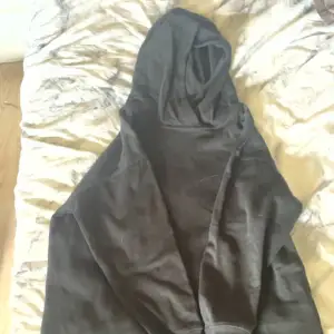En svart hoodie i storlek 140👀säljer för 29kr🖤