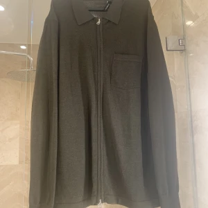 J.Lindberg Zip cardigan  - Säljer min J.Lindberg zip tröja i färgen Forest green. 100% merinoull, nypris 1600. Hör av er vid eventuella frågor!