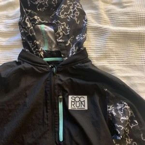 Tränings jacka  - Tunn tränings jacka. Knappt använd nyskick. Storlek: 152