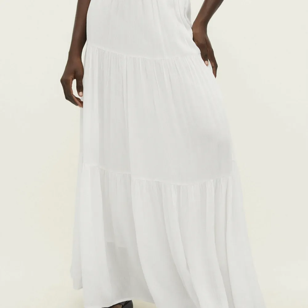 En vit lång kjol ifrån stradivarius. I stolek XS. Säljer den för att den är för kort för mig som är 1,75. Helt ny inga fläckar och har aldrig använts.. Kjolar.