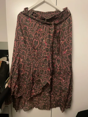 ODD MOLLY KJOL - STORRENSNING! ODD Molly kjol med massa små hjärtan på hela kjolen. Den är vid och väldigt luftig