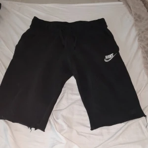 Snygga nike shorts - Säljer mina nike shorts för jag inte använder de längre. Är 146-156 men passar också upp till 165