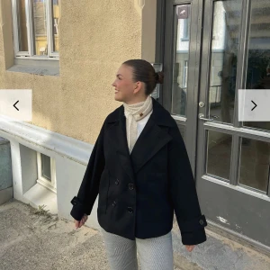 Svart kappa från design by si - En jättefin svart kort kappa från designbysi, köpt i höstas och väldigt  sparsamt använd 💞nypris 750kr. Köparen står för frakten 