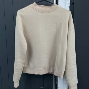 Sweatshirt  - Beige sweatshirt, knappt använd och passar perfekt till hösten!🍁 Stl XS men passar även S