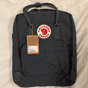Fjällräven Kånken väska - Aldrig tidigare använd kånken väska!! Den är i nyskick och prislappen sitter fortfarande kvar <3 Kostar egentligen 1000 kr.