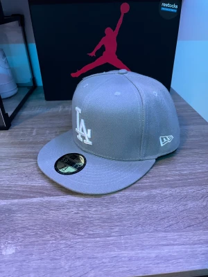 New era keps  - Säljer en äkta new era keps i storlek 7 1/4 eller 57,7 cm🧢 Den är oandvänd och i ny skick ✅ den är köpt på hatstore och säljs för jag aldrig andvänder den👍 Har man några frågor eller vill ha mer bilder är det bara att höra av sig 😁