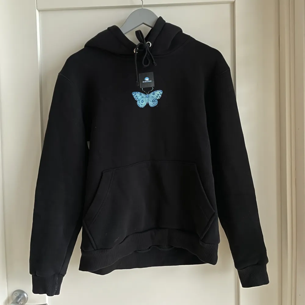 Säljer min fina hoodie i modellen ”Viventem” från the cool elephant🦋 hoodien är i fint skick förutom lite slitningar på fjärilen på ryggen (se bild 3). Säljer pga att den är för liten💞 (Original pris 599). Hoodies.