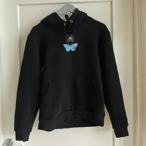 Säljer min fina hoodie i modellen ”Viventem” från the cool elephant🦋 hoodien är i fint skick förutom lite slitningar på fjärilen på ryggen (se bild 3). Säljer pga att den är för liten💞 (Original pris 599)